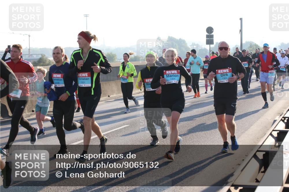 03.10.2025 - Köhlbrandbrückenlauf Lena Gebhardt http://msf.ph/oto/9065132 03.10.2025 09:22:16 Position 1 1558, 1201, 1304, 1303 meine-sportfotos.de