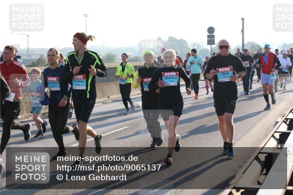 03.10.2025 - Köhlbrandbrückenlauf Lena Gebhardt http://msf.ph/oto/9065137 03.10.2025 09:22:16 Position 1 1558, 1201, 1304, 1303 meine-sportfotos.de