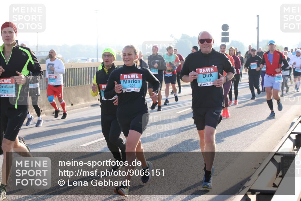 03.10.2025 - Köhlbrandbrückenlauf Lena Gebhardt http://msf.ph/oto/9065151 03.10.2025 09:22:17 Position 1 1201, 1304, 1303 meine-sportfotos.de