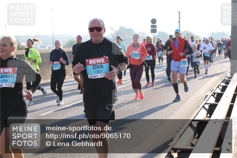 03.10.2025 - Köhlbrandbrückenlauf Lena Gebhardt http://msf.ph/oto/9065170 03.10.2025 09:22:17 Position 1 1304, 1417, 1303 meine-sportfotos.de