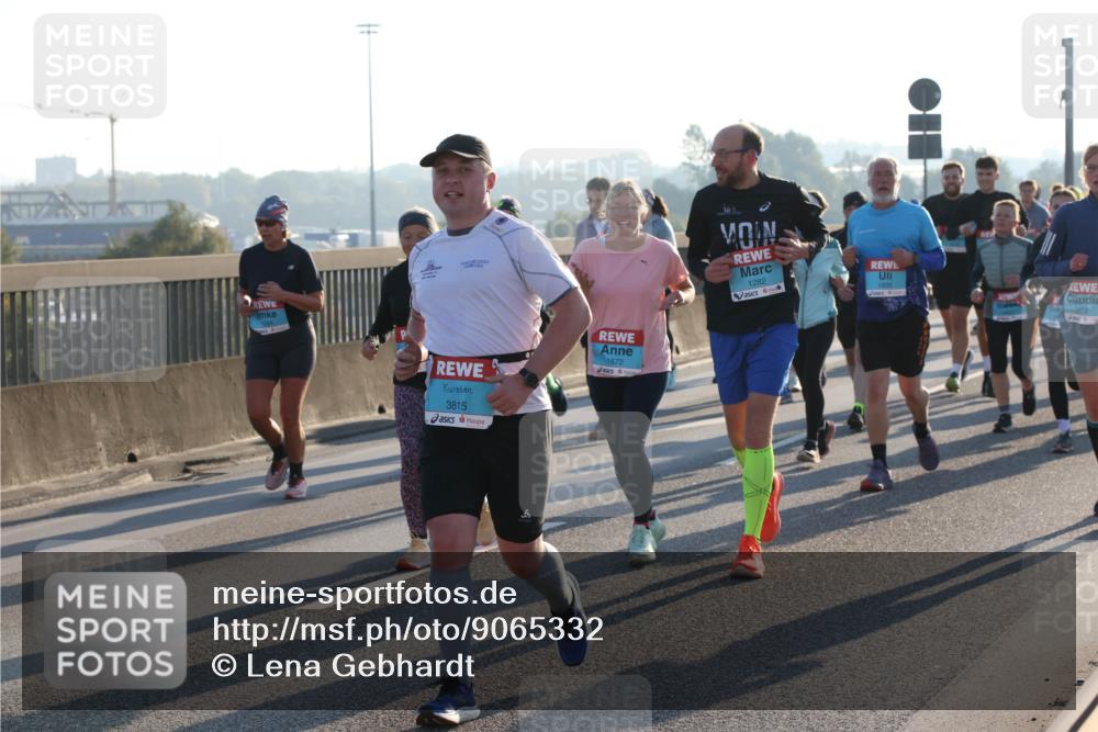03.10.2025 - Köhlbrandbrückenlauf Lena Gebhardt http://msf.ph/oto/9065332 03.10.2025 09:22:27 Position 1 3815, 1672, 1282, 1809 meine-sportfotos.de