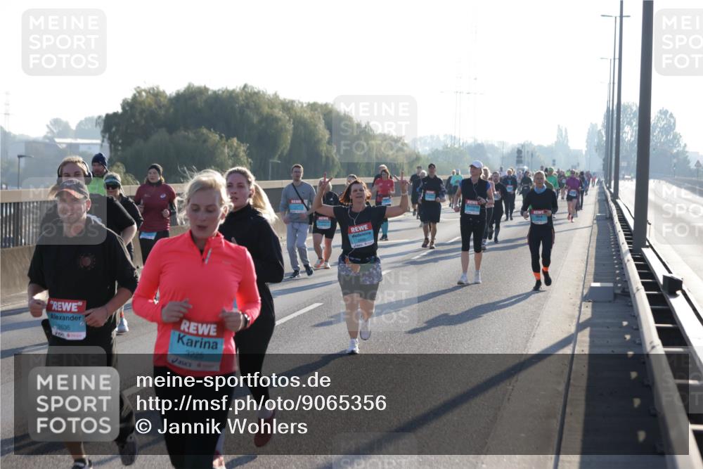 03.10.2025 - Köhlbrandbrückenlauf Jannik Wohlers http://msf.ph/oto/9065356 03.10.2025 09:26:18 Position 3 2636, 3225, 2936 meine-sportfotos.de