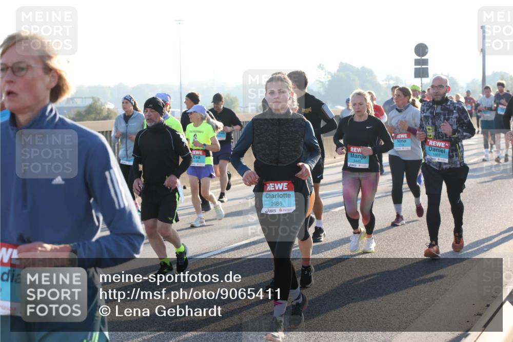 03.10.2025 - Köhlbrandbrückenlauf Lena Gebhardt http://msf.ph/oto/9065411 03.10.2025 09:22:30 Position 1 2686, 3445, 1669 meine-sportfotos.de