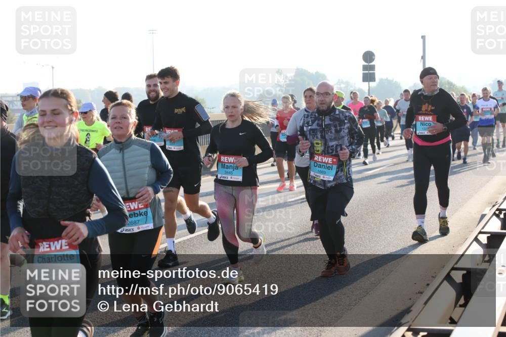 03.10.2025 - Köhlbrandbrückenlauf Lena Gebhardt http://msf.ph/oto/9065419 03.10.2025 09:22:31 Position 1 2686, 2687, 3445, 1669, 132 meine-sportfotos.de