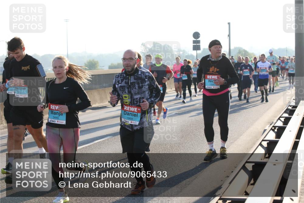 03.10.2025 - Köhlbrandbrückenlauf Lena Gebhardt http://msf.ph/oto/9065433 03.10.2025 09:22:32 Position 1 3206, 3207, 3445, 1669, 1329 meine-sportfotos.de