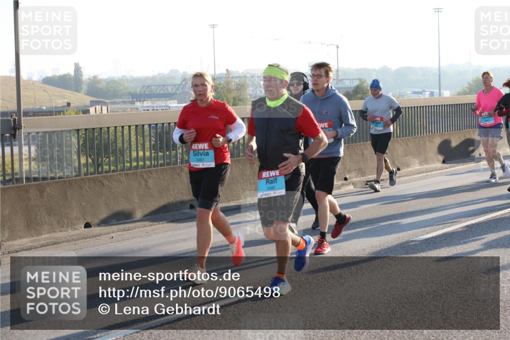 03.10.2025 - Köhlbrandbrückenlauf Lena Gebhardt http://msf.ph/oto/9065498 03.10.2025 09:22:35 Position 1 3487, 3486 meine-sportfotos.de