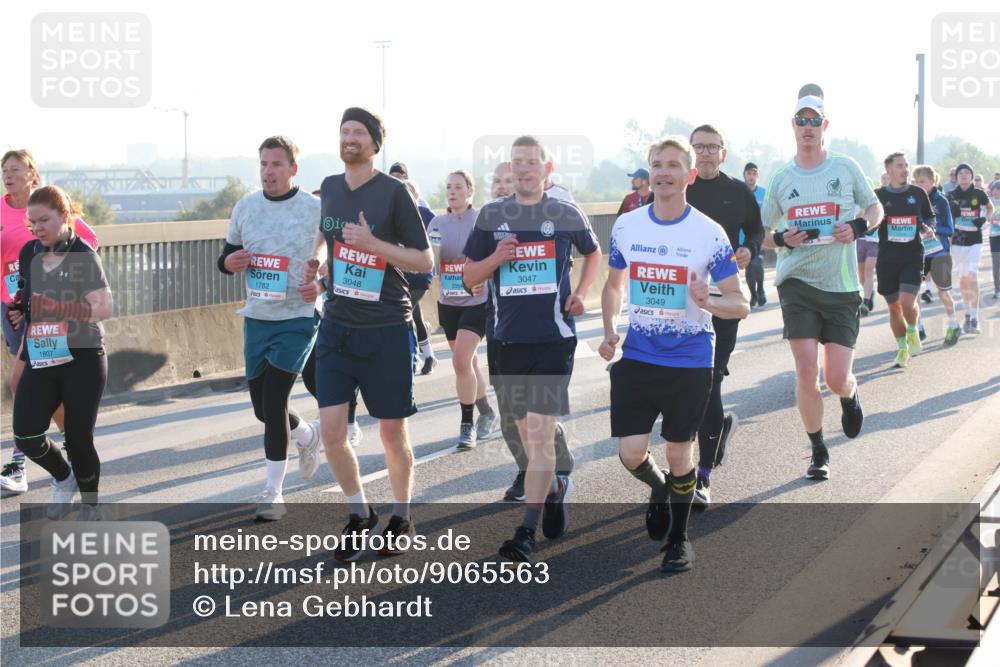 03.10.2025 - Köhlbrandbrückenlauf Lena Gebhardt http://msf.ph/oto/9065563 03.10.2025 09:22:38 Position 1 1807, 3048, 1782, 3047, 3049 meine-sportfotos.de