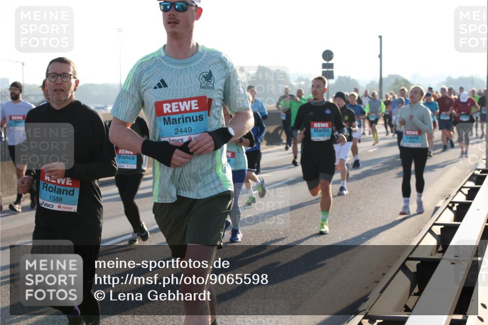03.10.2025 - Köhlbrandbrückenlauf Lena Gebhardt http://msf.ph/oto/9065598 03.10.2025 09:22:39 Position 1 1588, 2471, 2449 meine-sportfotos.de