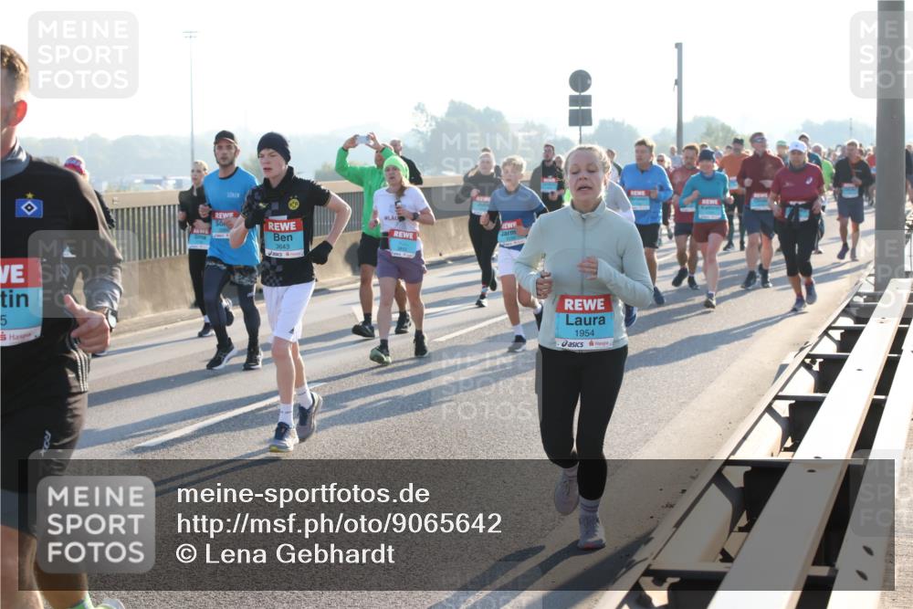 03.10.2025 - Köhlbrandbrückenlauf Lena Gebhardt http://msf.ph/oto/9065642 03.10.2025 09:22:41 Position 1 5, 3643, 1954 meine-sportfotos.de