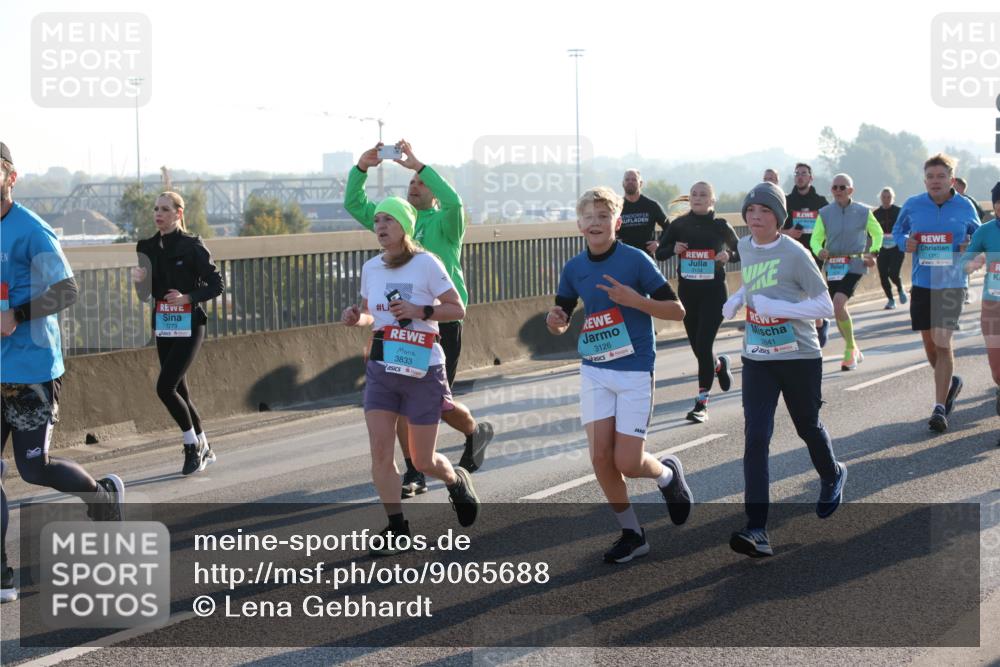 03.10.2025 - Köhlbrandbrückenlauf Lena Gebhardt http://msf.ph/oto/9065688 03.10.2025 09:22:44 Position 1 1779, 3833, 3126, 3134, 2841, 1752 meine-sportfotos.de