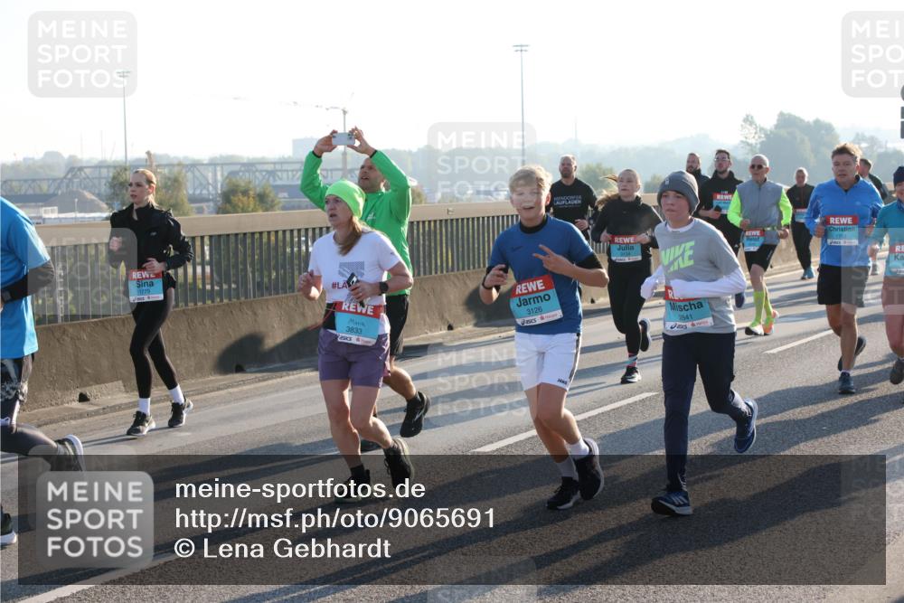 03.10.2025 - Köhlbrandbrückenlauf Lena Gebhardt http://msf.ph/oto/9065691 03.10.2025 09:22:44 Position 1 1779, 3833, 3126, 3134, 2841, 1752 meine-sportfotos.de