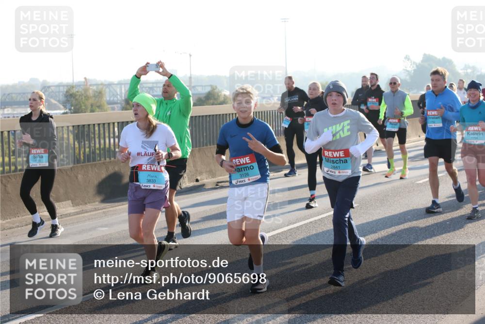 03.10.2025 - Köhlbrandbrückenlauf Lena Gebhardt http://msf.ph/oto/9065698 03.10.2025 09:22:44 Position 1 1779, 3833, 3126, 2841, 1752, 1754 meine-sportfotos.de