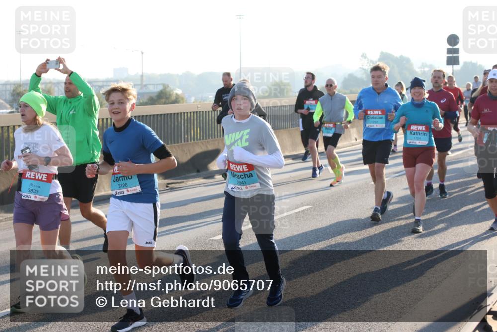 03.10.2025 - Köhlbrandbrückenlauf Lena Gebhardt http://msf.ph/oto/9065707 03.10.2025 09:22:44 Position 1 3833, 3126, 2841, 1752, 1754 meine-sportfotos.de