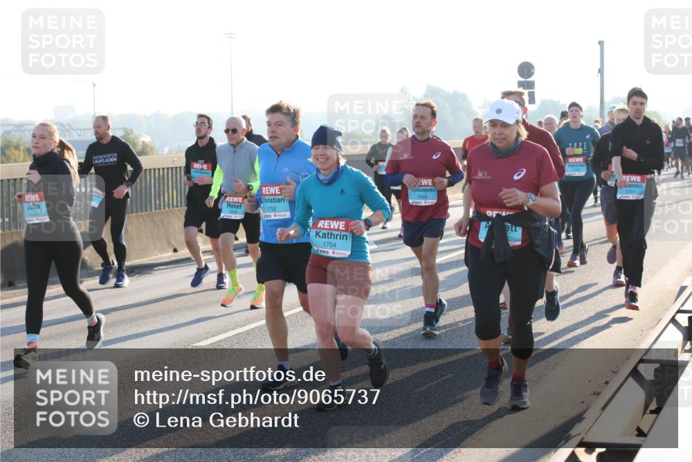 03.10.2025 - Köhlbrandbrückenlauf Lena Gebhardt http://msf.ph/oto/9065737 03.10.2025 09:22:45 Position 1 3134, 1752, 1754, 1945, 1767 meine-sportfotos.de