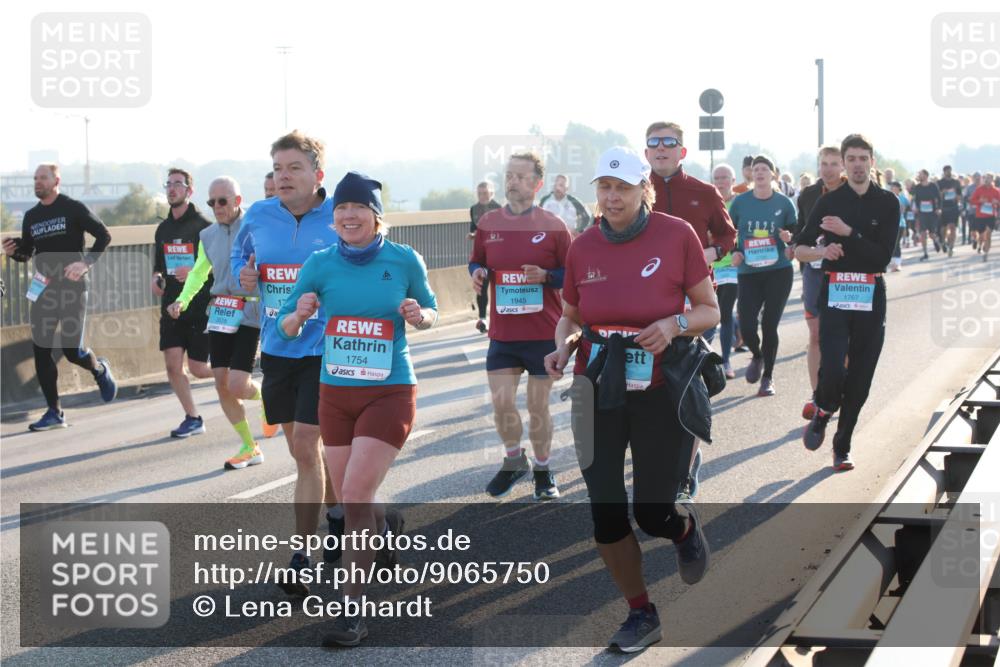 03.10.2025 - Köhlbrandbrückenlauf Lena Gebhardt http://msf.ph/oto/9065750 03.10.2025 09:22:46 Position 1 17, 1754, 1945, 1767, 2 meine-sportfotos.de