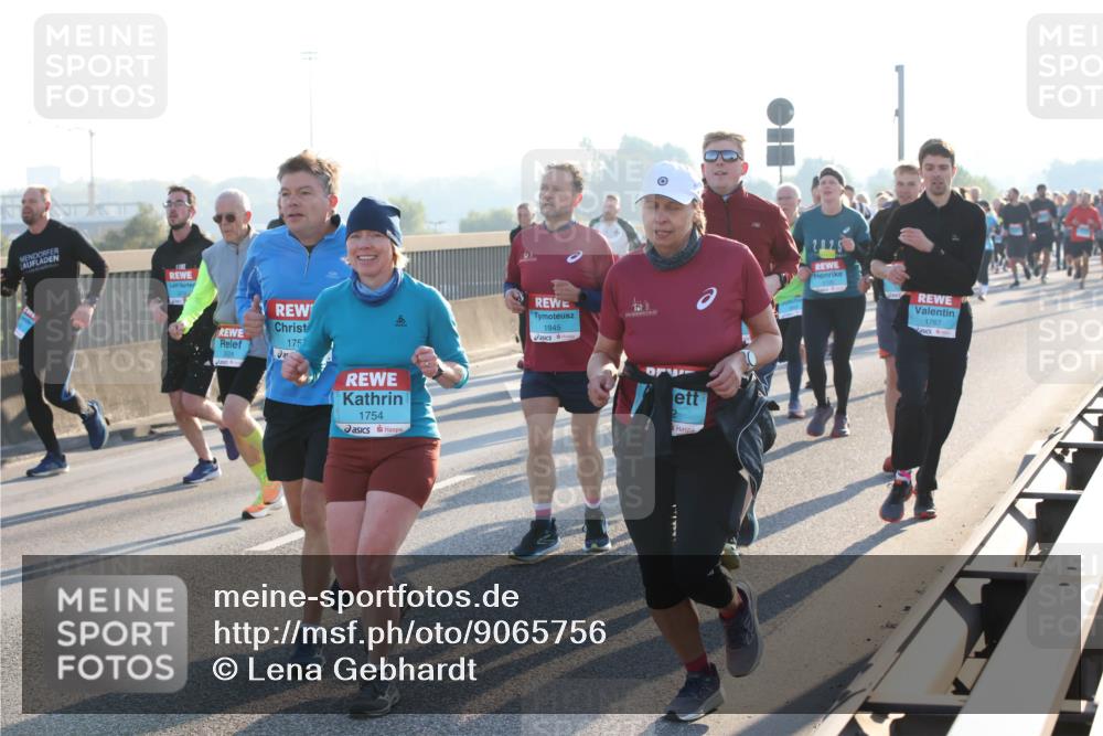 03.10.2025 - Köhlbrandbrückenlauf Lena Gebhardt http://msf.ph/oto/9065756 03.10.2025 09:22:46 Position 1 175, 1754, 1945, 1767 meine-sportfotos.de