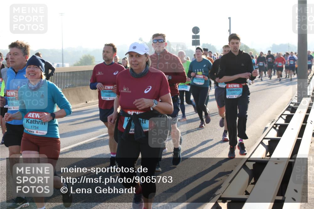 03.10.2025 - Köhlbrandbrückenlauf Lena Gebhardt http://msf.ph/oto/9065763 03.10.2025 09:22:46 Position 1 1752, 1754, 1945, 1767 meine-sportfotos.de