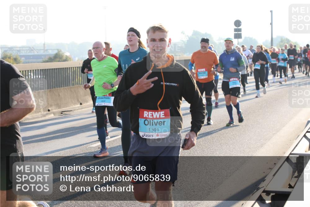 03.10.2025 - Köhlbrandbrückenlauf Lena Gebhardt http://msf.ph/oto/9065839 03.10.2025 09:22:48 Position 1 1802, 1391 meine-sportfotos.de