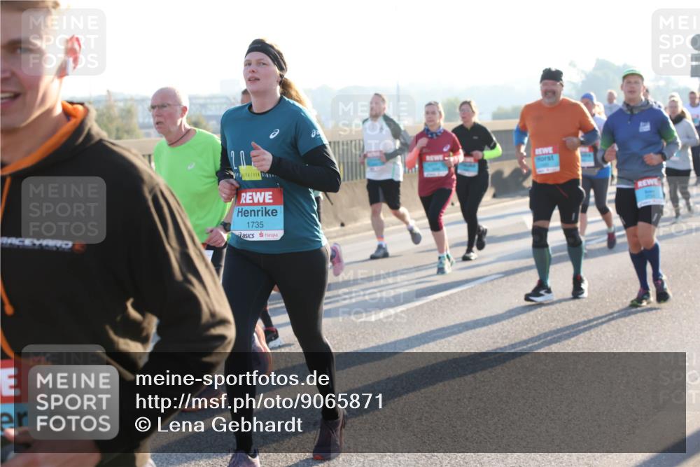 03.10.2025 - Köhlbrandbrückenlauf Lena Gebhardt http://msf.ph/oto/9065871 03.10.2025 09:22:49 Position 1 1735 meine-sportfotos.de
