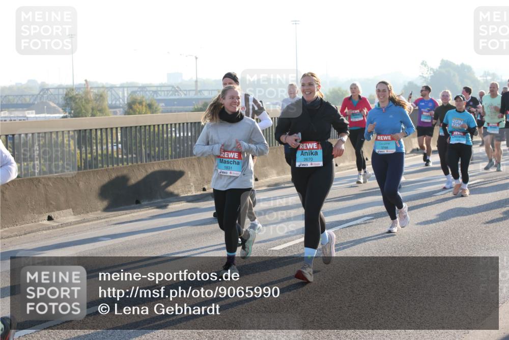 03.10.2025 - Köhlbrandbrückenlauf Lena Gebhardt http://msf.ph/oto/9065990 03.10.2025 09:22:53 Position 1 1831, 2670, 3788 meine-sportfotos.de