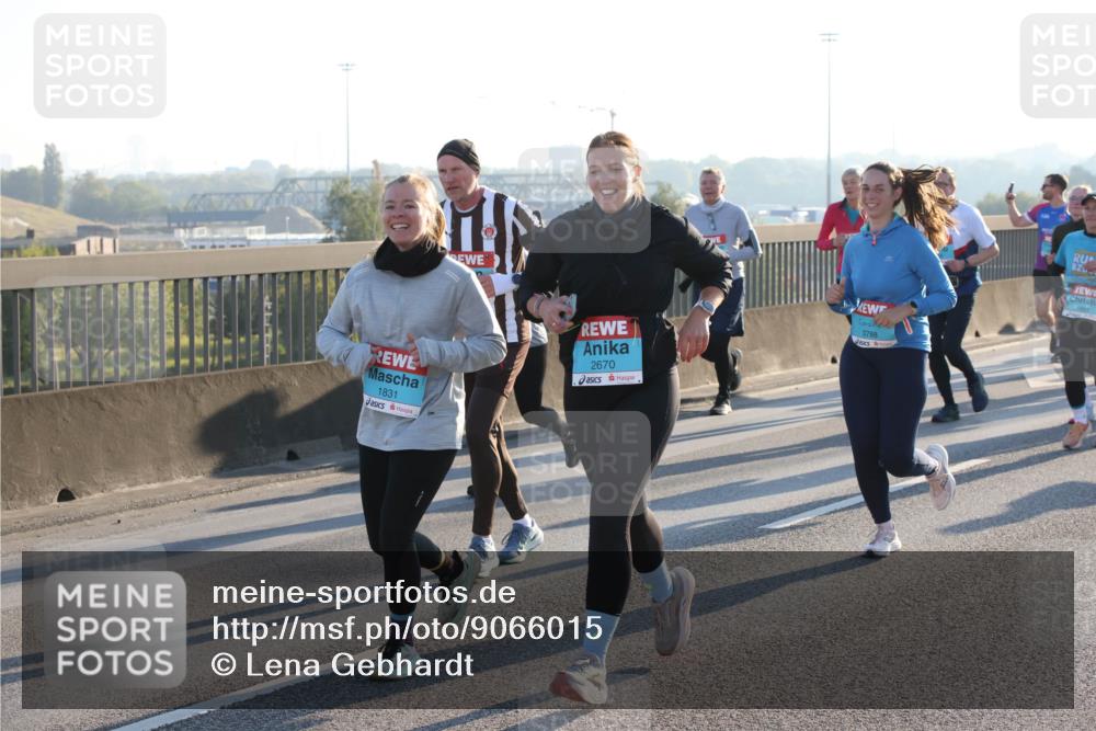 03.10.2025 - Köhlbrandbrückenlauf Lena Gebhardt http://msf.ph/oto/9066015 03.10.2025 09:22:53 Position 1 1831, 2670, 3788, 1903 meine-sportfotos.de