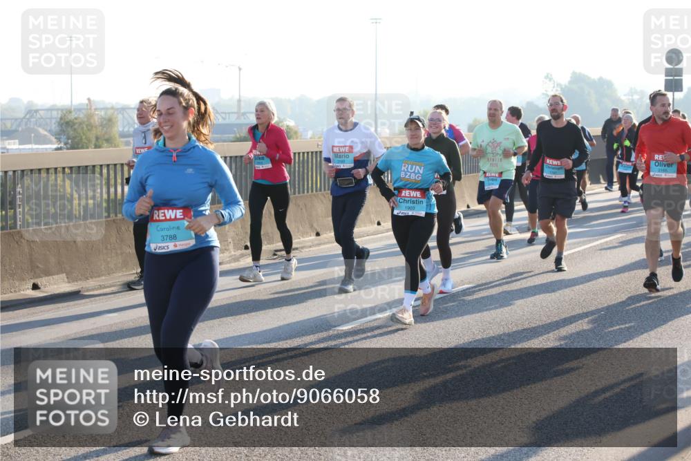 03.10.2025 - Köhlbrandbrückenlauf Lena Gebhardt http://msf.ph/oto/9066058 03.10.2025 09:22:55 Position 1 3788, 2025, 1903, 1797, 2165 meine-sportfotos.de