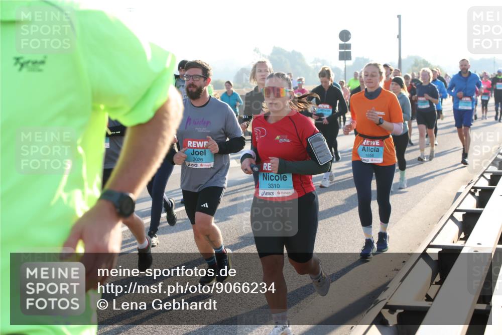 03.10.2025 - Köhlbrandbrückenlauf Lena Gebhardt http://msf.ph/oto/9066234 03.10.2025 09:23:01 Position 1 3026, 3310, 1858 meine-sportfotos.de