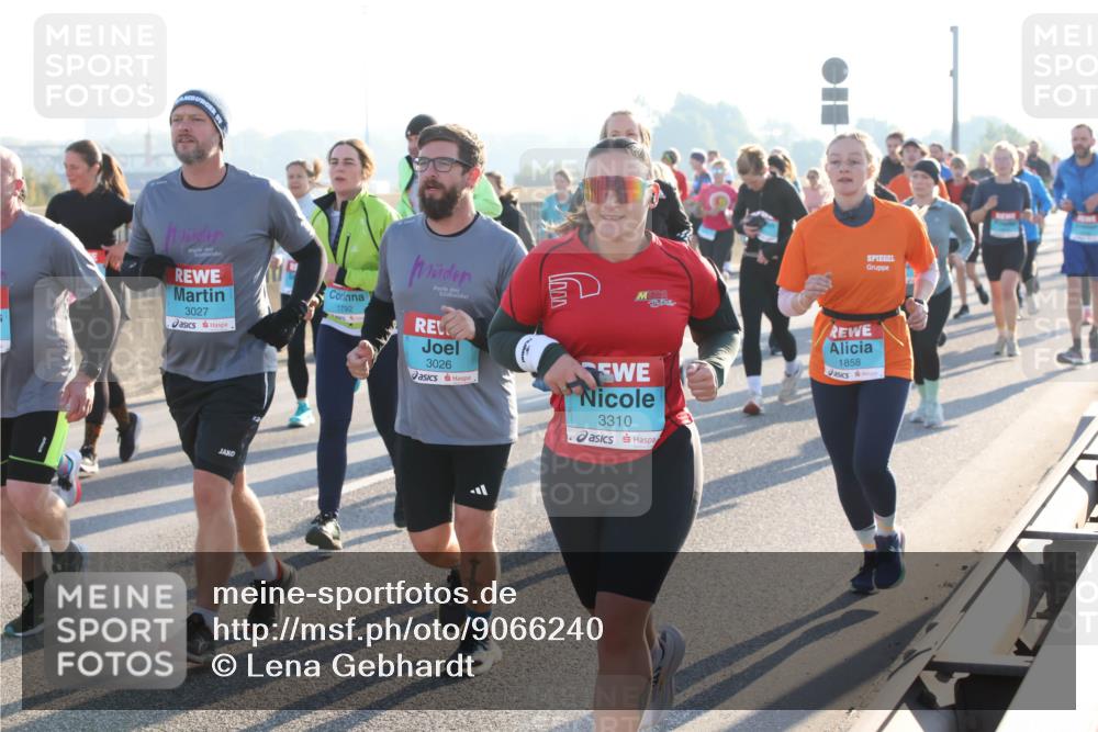 03.10.2025 - Köhlbrandbrückenlauf Lena Gebhardt http://msf.ph/oto/9066240 03.10.2025 09:23:01 Position 1 1792, 3027, 3026, 3310, 1858 meine-sportfotos.de