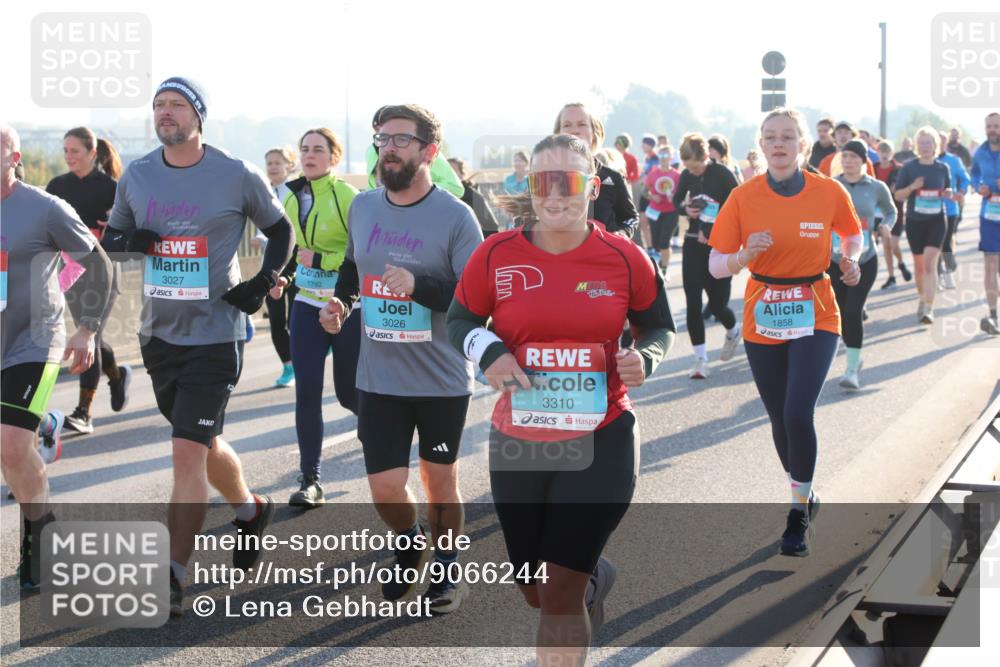 03.10.2025 - Köhlbrandbrückenlauf Lena Gebhardt http://msf.ph/oto/9066244 03.10.2025 09:23:01 Position 1 3027, 1792, 1858, 3026, 3310 meine-sportfotos.de