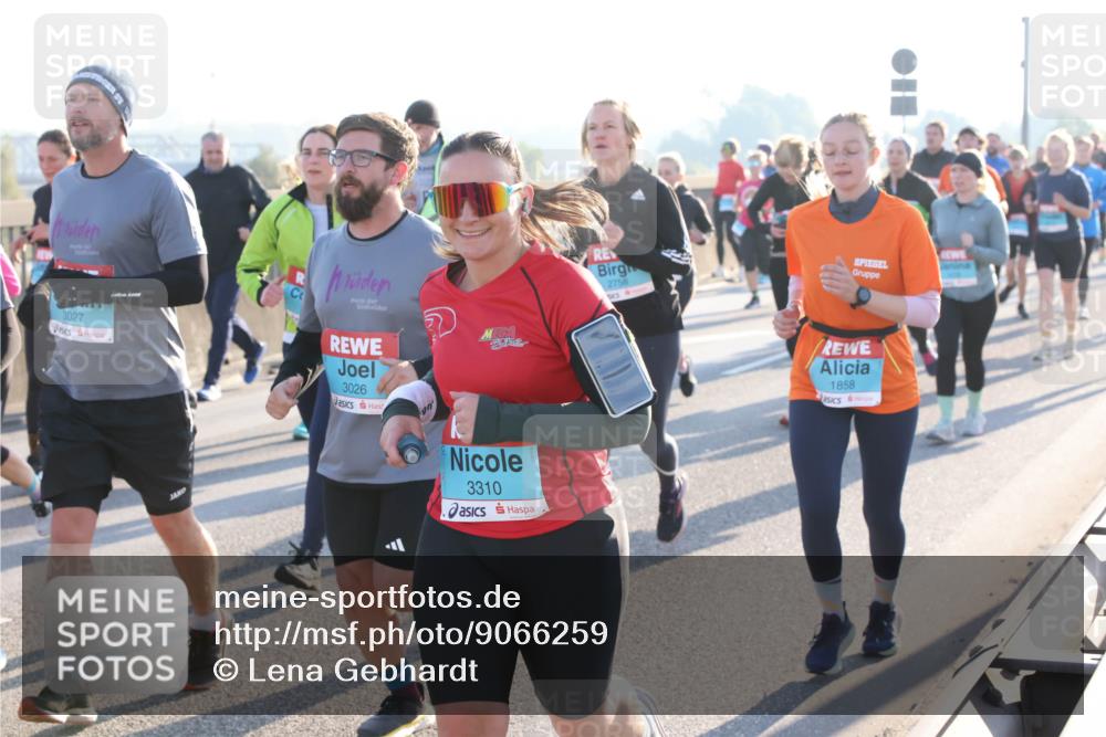 03.10.2025 - Köhlbrandbrückenlauf Lena Gebhardt http://msf.ph/oto/9066259 03.10.2025 09:23:01 Position 1 3027, 3026, 2758, 3310, 1858 meine-sportfotos.de