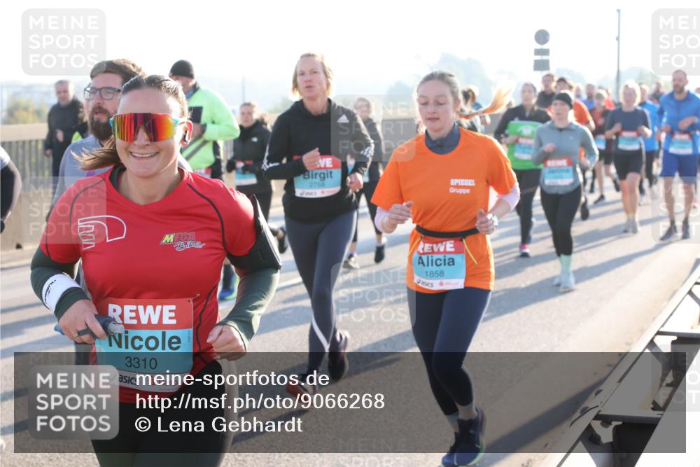 03.10.2025 - Köhlbrandbrückenlauf Lena Gebhardt http://msf.ph/oto/9066268 03.10.2025 09:23:02 Position 1 3310, 2758, 1858 meine-sportfotos.de