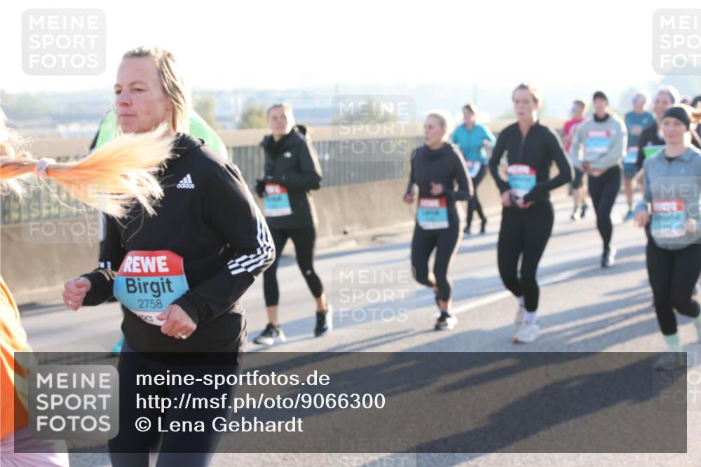 03.10.2025 - Köhlbrandbrückenlauf Lena Gebhardt http://msf.ph/oto/9066300 03.10.2025 09:23:03 Position 1 2758 meine-sportfotos.de