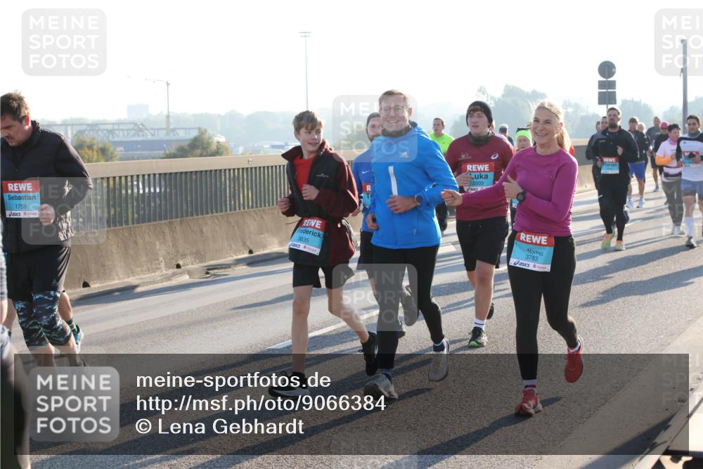 03.10.2025 - Köhlbrandbrückenlauf Lena Gebhardt http://msf.ph/oto/9066384 03.10.2025 09:23:06 Position 1 1759, 3635, 2009, 3783 meine-sportfotos.de