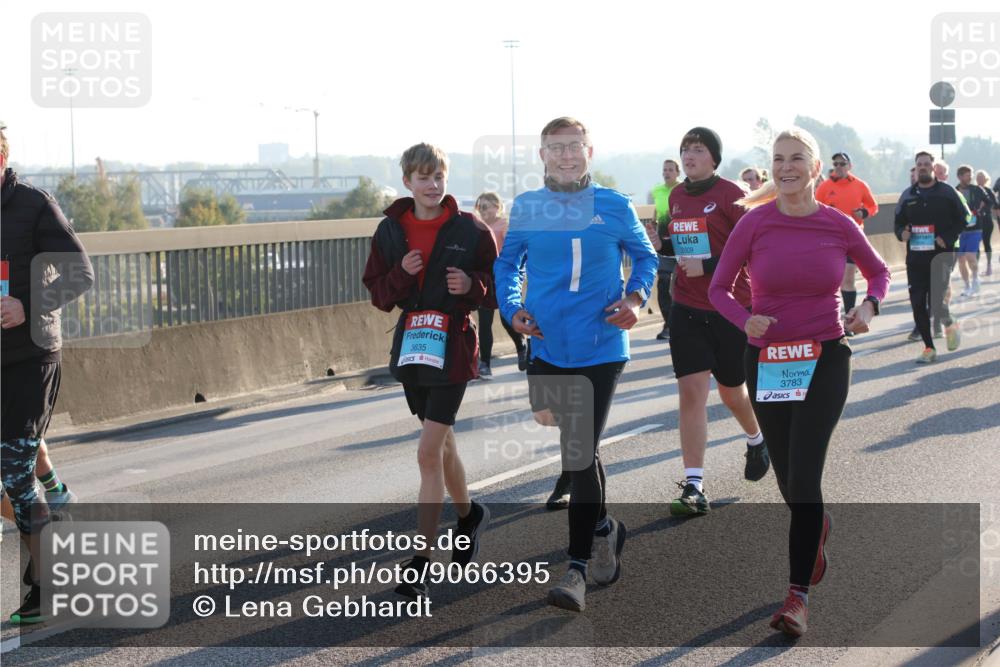 03.10.2025 - Köhlbrandbrückenlauf Lena Gebhardt http://msf.ph/oto/9066395 03.10.2025 09:23:07 Position 1 3635, 2009, 3783 meine-sportfotos.de