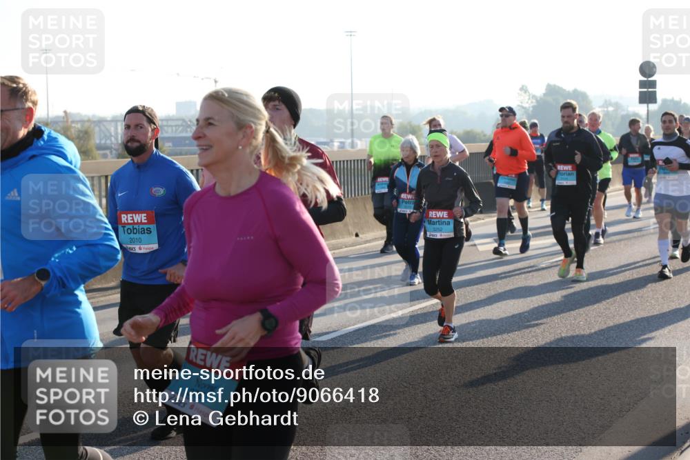 03.10.2025 - Köhlbrandbrückenlauf Lena Gebhardt http://msf.ph/oto/9066418 03.10.2025 09:23:08 Position 1 2010, 3783, 3252, 3144 meine-sportfotos.de