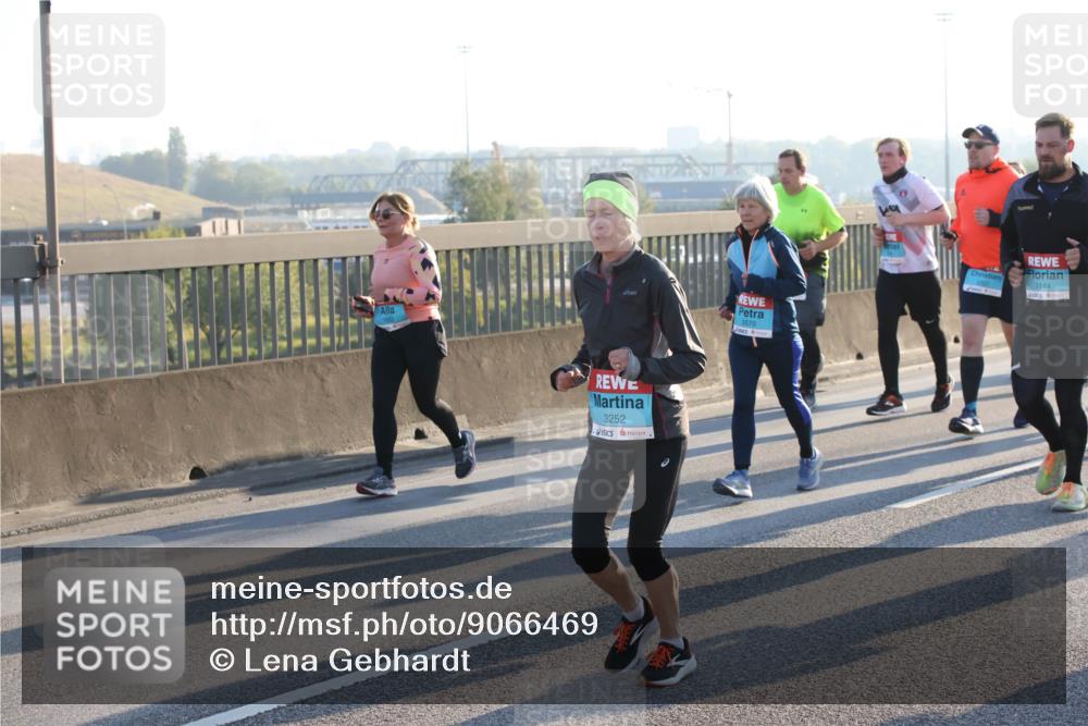03.10.2025 - Köhlbrandbrückenlauf Lena Gebhardt http://msf.ph/oto/9066469 03.10.2025 09:23:09 Position 1 3252, 3570, 3144 meine-sportfotos.de