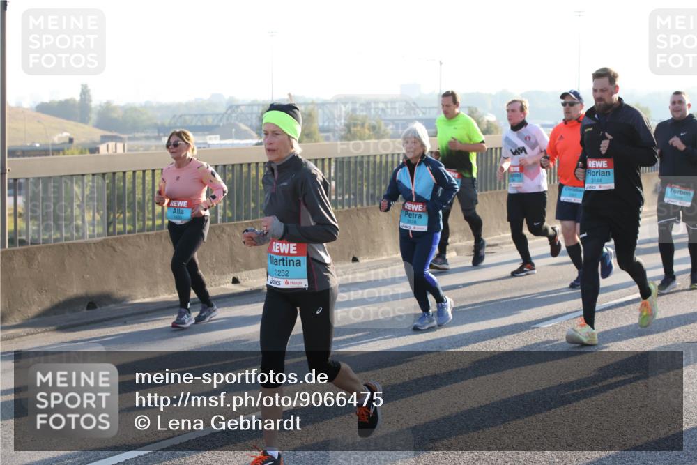 03.10.2025 - Köhlbrandbrückenlauf Lena Gebhardt http://msf.ph/oto/9066475 03.10.2025 09:23:10 Position 1 3252, 3570, 3144 meine-sportfotos.de