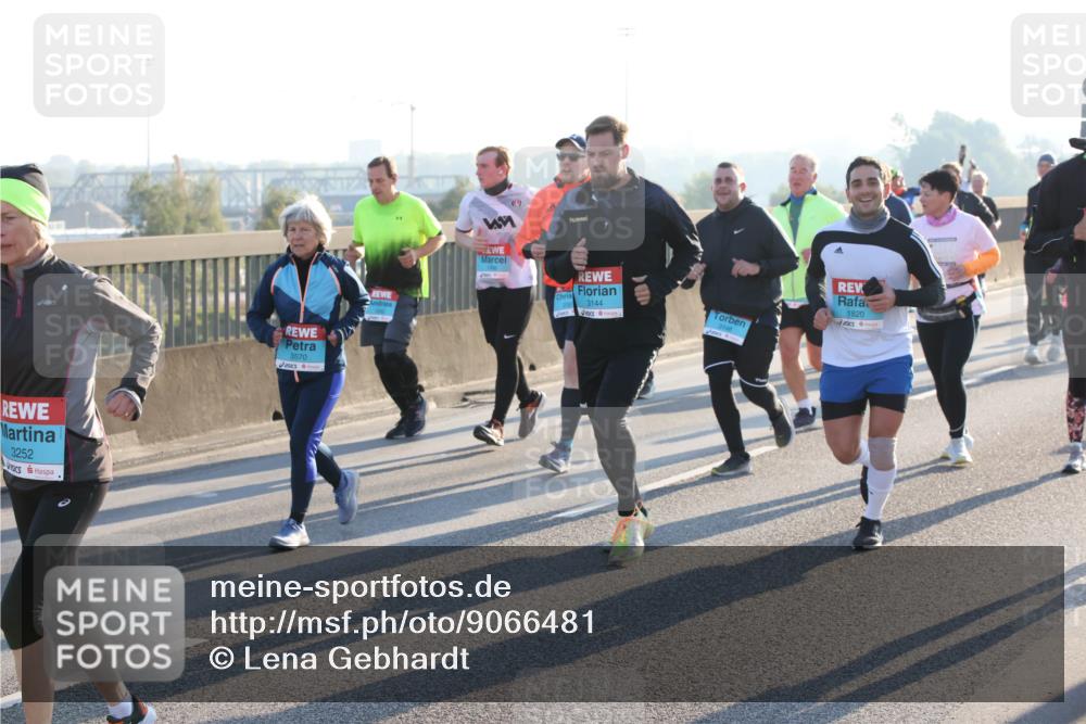 03.10.2025 - Köhlbrandbrückenlauf Lena Gebhardt http://msf.ph/oto/9066481 03.10.2025 09:23:10 Position 1 3252, 3570, 3144, 3148, 1820 meine-sportfotos.de