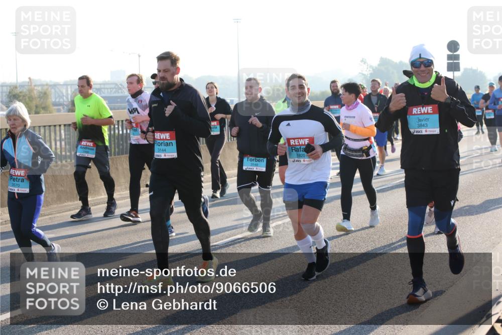03.10.2025 - Köhlbrandbrückenlauf Lena Gebhardt http://msf.ph/oto/9066506 03.10.2025 09:23:10 Position 1 3570, 3144, 3148, 1820, 3843 meine-sportfotos.de
