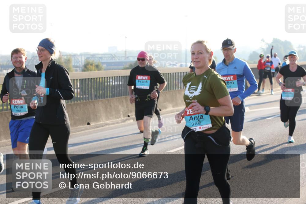 03.10.2025 - Köhlbrandbrückenlauf Lena Gebhardt http://msf.ph/oto/9066673 03.10.2025 09:23:15 Position 1 1561, 2094, 124, 3108 meine-sportfotos.de