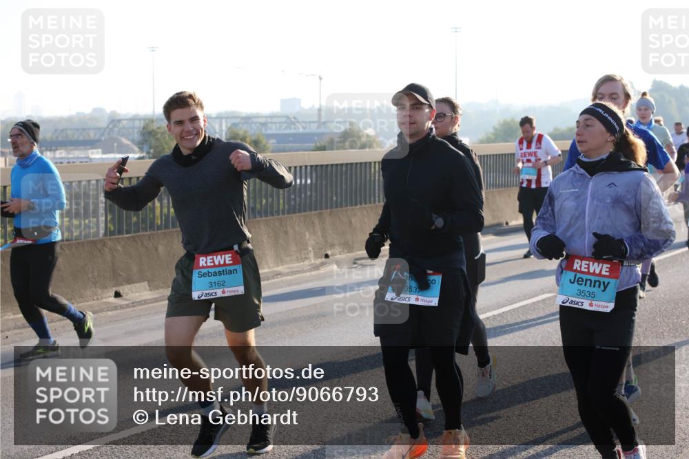 03.10.2025 - Köhlbrandbrückenlauf Lena Gebhardt http://msf.ph/oto/9066793 03.10.2025 09:23:21 Position 1 3162, 3537, 3535 meine-sportfotos.de