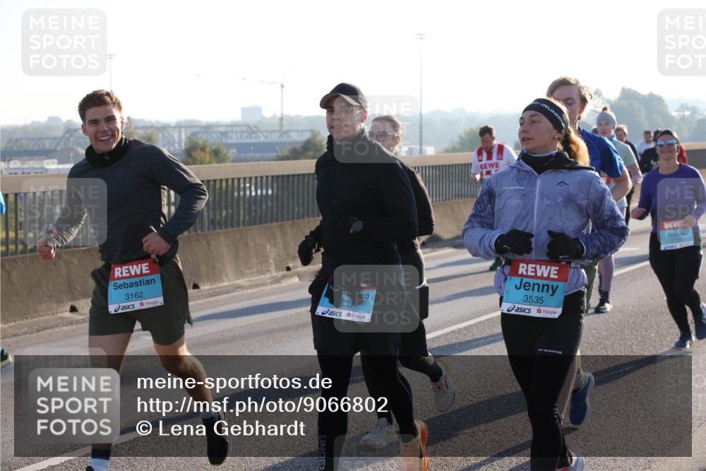 03.10.2025 - Köhlbrandbrückenlauf Lena Gebhardt http://msf.ph/oto/9066802 03.10.2025 09:23:21 Position 1 3162, 537, 3535, 3726 meine-sportfotos.de