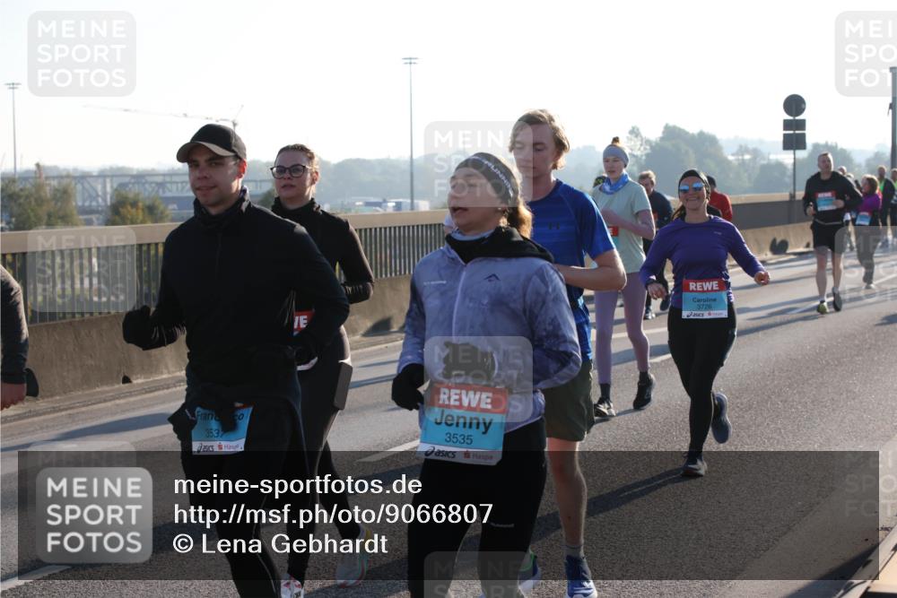 03.10.2025 - Köhlbrandbrückenlauf Lena Gebhardt http://msf.ph/oto/9066807 03.10.2025 09:23:21 Position 1 3537, 3535, 3726 meine-sportfotos.de