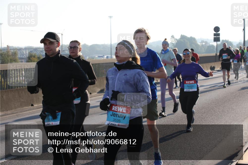 03.10.2025 - Köhlbrandbrückenlauf Lena Gebhardt http://msf.ph/oto/9066812 03.10.2025 09:23:21 Position 1 3537, 3535, 3726 meine-sportfotos.de