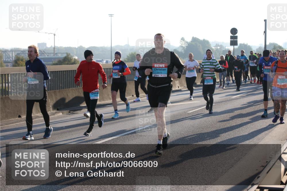 03.10.2025 - Köhlbrandbrückenlauf Lena Gebhardt http://msf.ph/oto/9066909 03.10.2025 09:23:26 Position 1 1712, 1891, 3473, 1348 meine-sportfotos.de