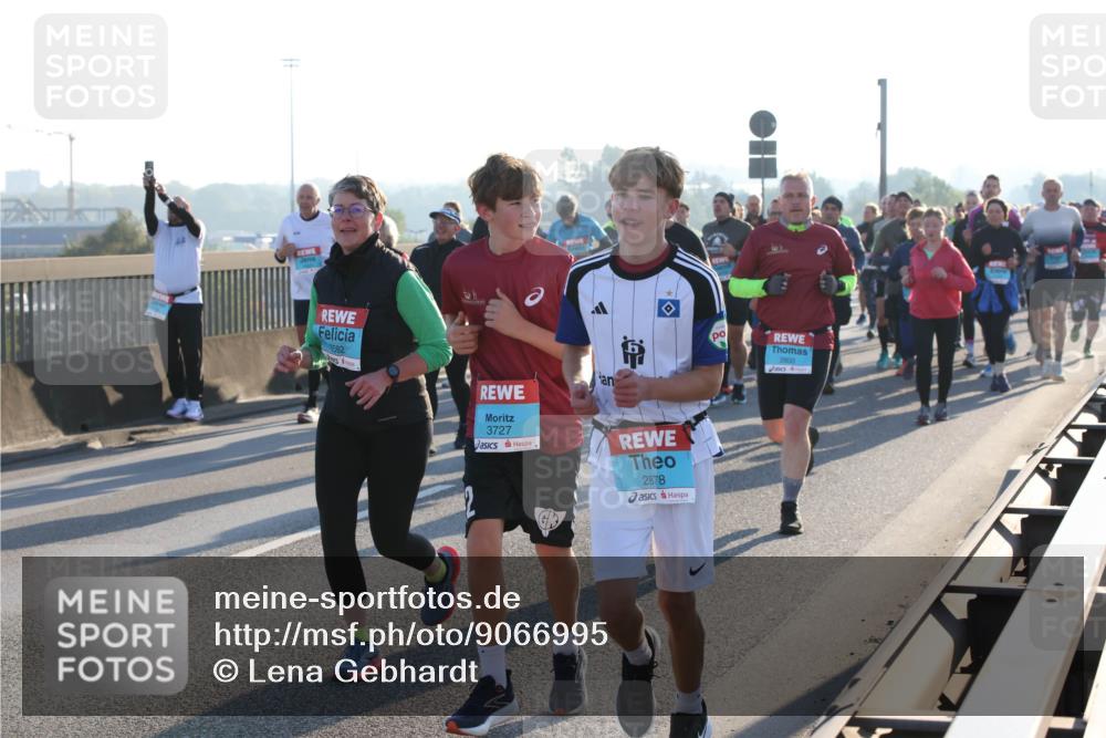 03.10.2025 - Köhlbrandbrückenlauf Lena Gebhardt http://msf.ph/oto/9066995 03.10.2025 09:23:31 Position 1 2800, 3582, 3727, 2878 meine-sportfotos.de