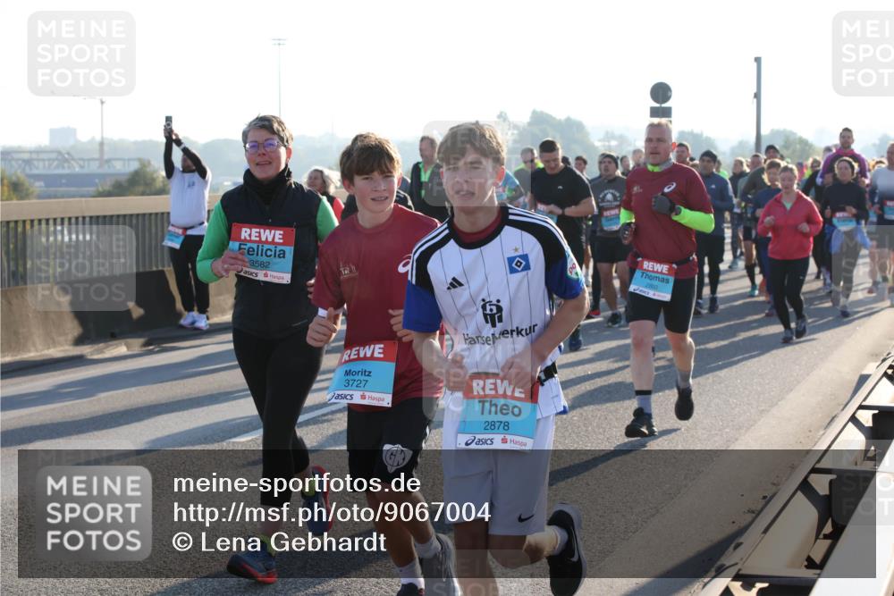 03.10.2025 - Köhlbrandbrückenlauf Lena Gebhardt http://msf.ph/oto/9067004 03.10.2025 09:23:31 Position 1 3582, 3727, 2878, 2800 meine-sportfotos.de