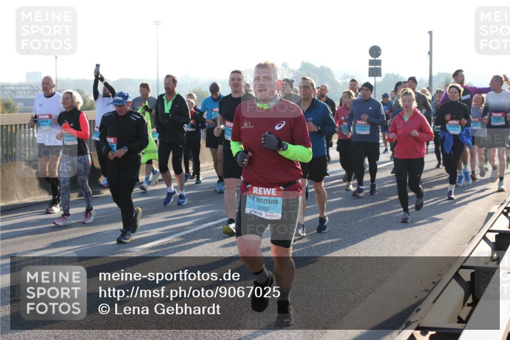 03.10.2025 - Köhlbrandbrückenlauf Lena Gebhardt http://msf.ph/oto/9067025 03.10.2025 09:23:32 Position 1 2800 meine-sportfotos.de