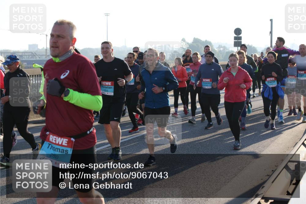 03.10.2025 - Köhlbrandbrückenlauf Lena Gebhardt http://msf.ph/oto/9067043 03.10.2025 09:23:33 Position 1 2800, 1310, 2140, 1147 meine-sportfotos.de
