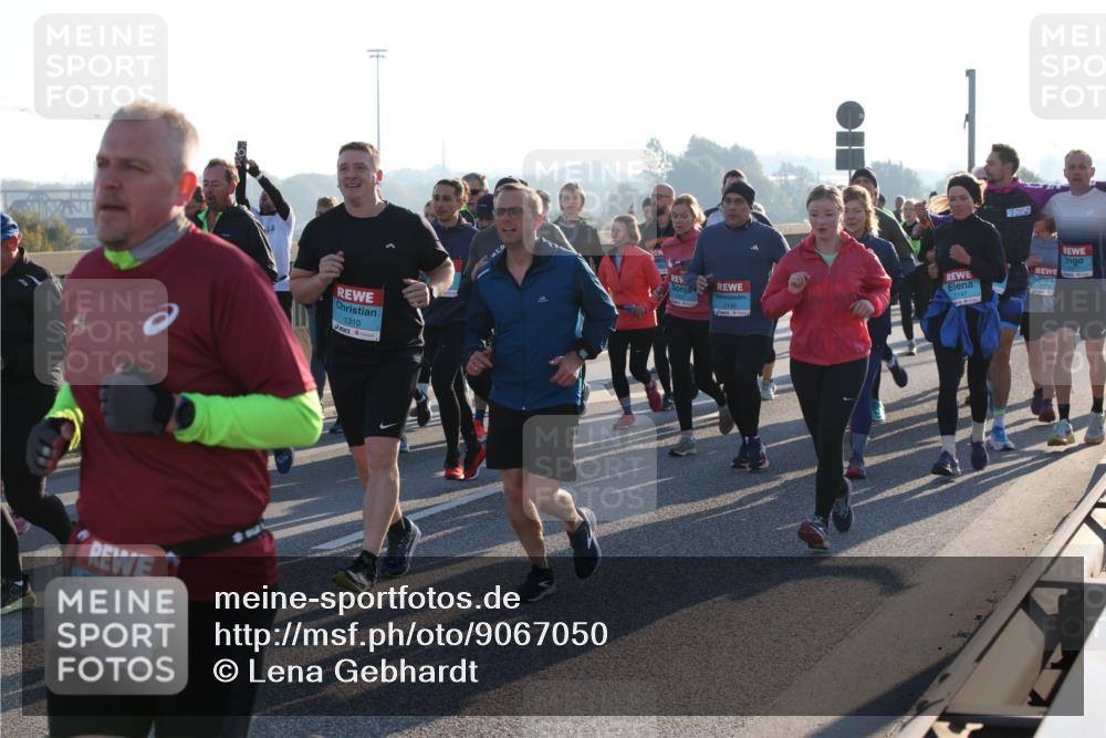 03.10.2025 - Köhlbrandbrückenlauf Lena Gebhardt http://msf.ph/oto/9067050 03.10.2025 09:23:33 Position 1 2800, 1310, 2140, 1147 meine-sportfotos.de